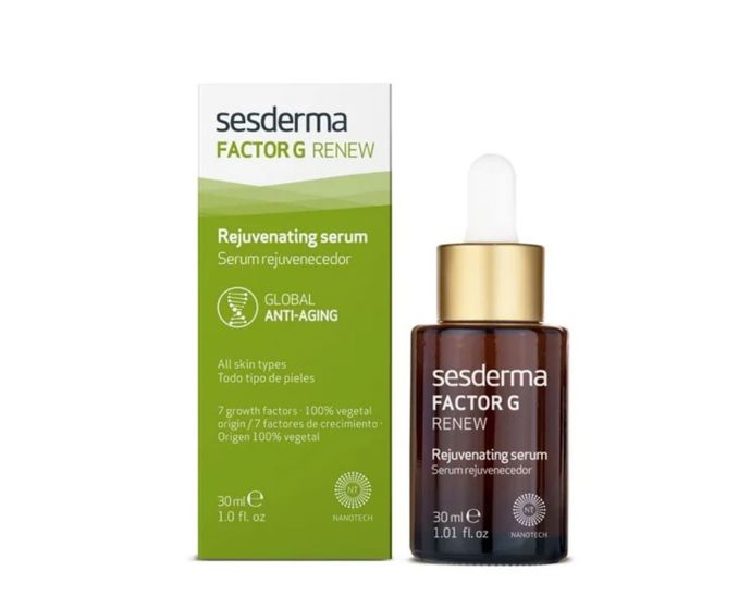 Allies of Skin Multi Peptides & GF Advanced Lifting Serum„Všechno v jednom“ pro pevnější kontury: 3% komplex růstových faktorů (SH-Oligopeptide-1/EGF) v tandemu s 9% peptidovým liftem, aminokyselinami s mědí a MSM. Výsledek je rychle čitelný – hladší čelo, jemnější rýhy kolem očí i rtů, plnější vzhled. Textura je krémově lehká, nelepí a nehrudkuje pod make-upem; dermatologicky testované, nekomedogenní.Multi Peptides & GF Advanced Lifting Serum, Allies of Skin, Notino, 4 864 Kč