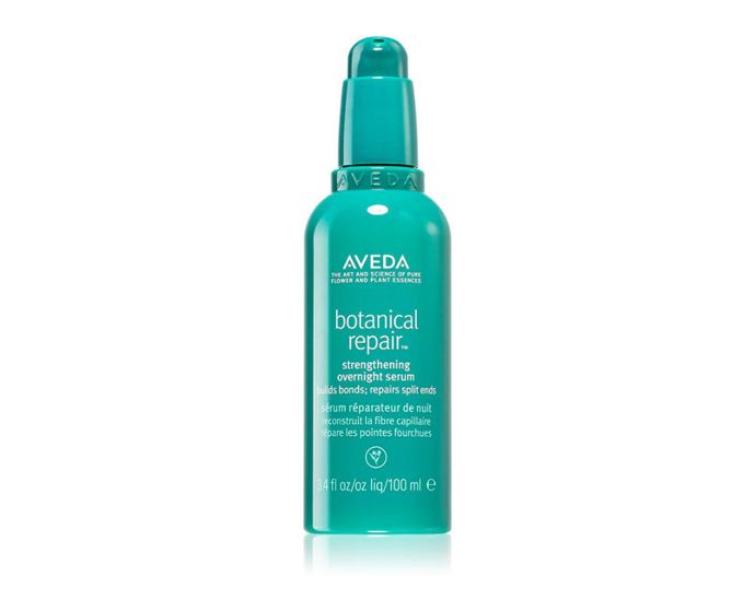 Aveda Botanical Repair™ Strengthening Overnight SerumSkincare logika ve vlasech: botanická technologie opravuje všechny tři vrstvy vlasového vlákna a snižuje roztřepené konečky až o 84 % během jediné noci. Směs přírodních olejů vyhlazuje, zjemňuje a chrání při spánku; balení z recyklovaného plastu potěší i udržitelně smýšlející.Botanical Repair™ Strengthening Overnight Serum, Aveda, Notino, 1 060 Kč