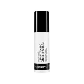 The INKEY List 15% Vitamin C & EGF SerumRozjasnění a pro-age efekt v jednom kroku: stabilní askorbylglukosid (15 %) a rostlinný EGF dohromady cílí na hyperpigmentace, mdlý tón i pružnost. Rychle se vsákne, nezanechá lepivý film a funguje báječně pod SPF. Pokud v rutinně používáte kyseliny, držte je spíš na opačný denní režim.15% Vitamin C & EGF Serum, The INKEY List, Douglas, 441 Kč The INKEY List 15% Vitamin C & EGF SerumRozjasnění a pro-age efekt v jednom kroku: stabilní askorbylglukosid (15 %) a rostlinný EGF dohromady cílí na hyperpigmentace, mdlý tón i pružnost. Rychle se vsákne, nezanechá lepivý film a funguje báječně pod SPF. Pokud v rutinně používáte kyseliny, držte je spíš na opačný denní režim.15% Vitamin C & EGF Serum, The INKEY List, Douglas, 441 Kč