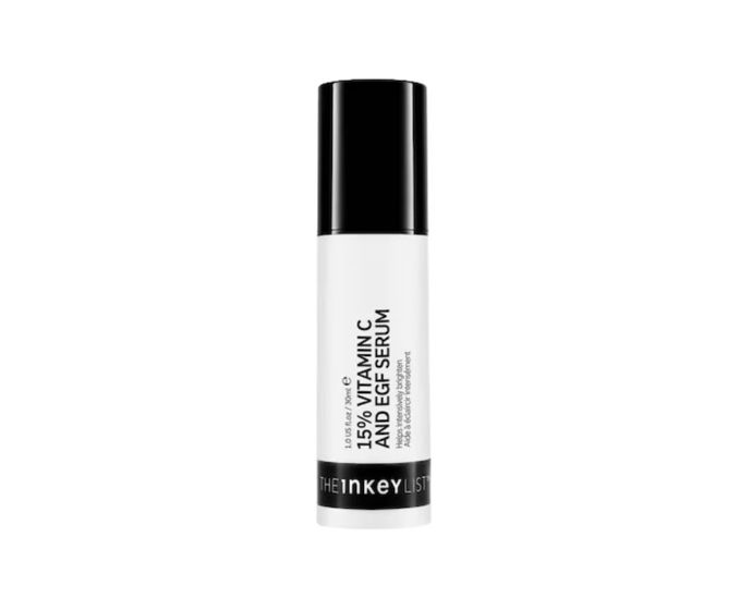 The INKEY List 15% Vitamin C & EGF SerumRozjasnění a pro-age efekt v jednom kroku: stabilní askorbylglukosid (15 %) a rostlinný EGF dohromady cílí na hyperpigmentace, mdlý tón i pružnost. Rychle se vsákne, nezanechá lepivý film a funguje báječně pod SPF. Pokud v rutinně používáte kyseliny, držte je spíš na opačný denní režim.15% Vitamin C & EGF Serum, The INKEY List, Douglas, 441 Kč