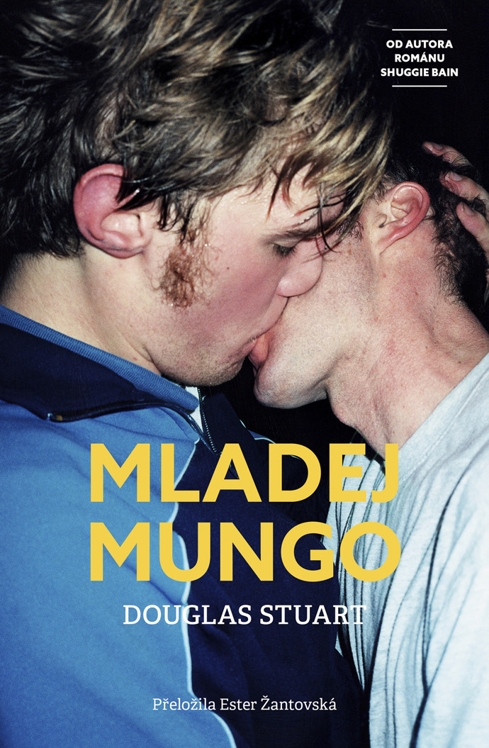 Mladej Mungo - Douglas Stuart, Paseka, 549 KčV temném a syrovém Glasgow devadesátých let vyrůstají Mungo a James každý na jiné straně barikády – jeden jako protestant, druhý jako katolík. V komunitě, kde se mužnost měří podle brutality, se tihle dva nikdy neměli stát přáteli. Přesto společně nacházejí útočiště mezi holuby, o které se James stará, a postupně i jeden v druhém. Když se jejich přátelství promění v něco hlubšího, Mungo ví, že to musí skrývat. Zejména před svým starším bratrem, vůdcem místního gangu, a před matkou, která Munga pošle na rybářský výlet se dvěma nebezpečnými muži, kteří z něj mají udělat „pořádného chlapa“. Mladej Mungo - Douglas Stuart, Paseka, 549 KčV temném a syrovém Glasgow devadesátých let vyrůstají Mungo a James každý na jiné straně barikády – jeden jako protestant, druhý jako katolík. V komunitě, kde se mužnost měří podle brutality, se tihle dva nikdy neměli stát přáteli. Přesto společně nacházejí útočiště mezi holuby, o které se James stará, a postupně i jeden v druhém. Když se jejich přátelství promění v něco hlubšího, Mungo ví, že to musí skrývat. Zejména před svým starším bratrem, vůdcem místního gangu, a před matkou, která Munga pošle na rybářský výlet se dvěma nebezpečnými muži, kteří z něj mají udělat „pořádného chlapa“.