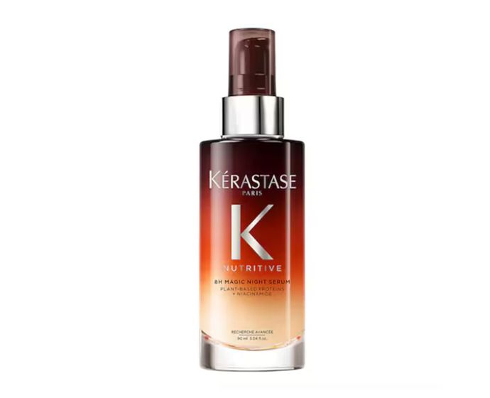Kérastase Nutritive 8H Magic Night SerumLehké, nemastné sérum pro suché délky, které přes noc doplní živiny a zanechá vlasy poddajné a hladké na dotek. Polymery chrání před vysušováním i třením o polštář, ráno se vlasy rozčesávají bez boje a foukaná drží tvar. Podle instrumentálních testů jsou vlasy až o 98 % silnější – bez zátěže a bez stop na povlečení.Nutritive 8H Magic Night Serum, Kérastase, Sephora, 1 090 Kč