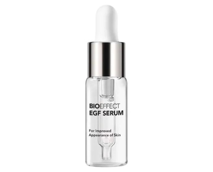 BIODROGA EGF sérum (15 ml)Lehká, ale vysoce koncentrovaná péče, která cílí na viditelné projevy stárnutí přes epidermální růstový faktor (EGF). Sérum podporuje buněčnou obnovu a stimuluje syntézu kyseliny hyaluronové, kolagenu i elastinu – pleť je pružnější, hladší a působí plněji. Zároveň chrání před oxidačním stresem a zklidňuje drobná podráždění spojená se stresem či hormonálními výkyvy. Vhodné pro každý typ zralé pleti, ideálně večer pod krém.EGF sérum 15 ml, BIODROGA, vybrané salony a e-shopy, 3 146 Kč
