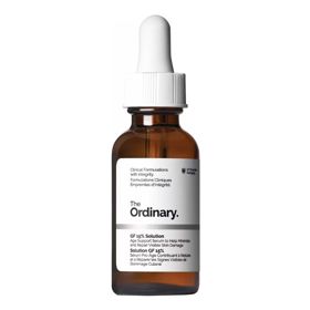 The Ordinary Solution GF 15%Minimalismus, který doručí výkon: 15% roztok biomimetických růstových faktorů (EGF, IGF, TGF) rostlinného původu pracuje na vráskách, pevnosti, pružnosti i jasu a současně posiluje kožní bariéru. Skvělý vstup do GF světa, pokud chcete srozumitelnou formuli a rozumný rozpočet.Solution GF 15% – sérum proti stárnutí, The Ordinary, Sephora, 480 Kč The Ordinary Solution GF 15%Minimalismus, který doručí výkon: 15% roztok biomimetických růstových faktorů (EGF, IGF, TGF) rostlinného původu pracuje na vráskách, pevnosti, pružnosti i jasu a současně posiluje kožní bariéru. Skvělý vstup do GF světa, pokud chcete srozumitelnou formuli a rozumný rozpočet.Solution GF 15% – sérum proti stárnutí, The Ordinary, Sephora, 480 Kč