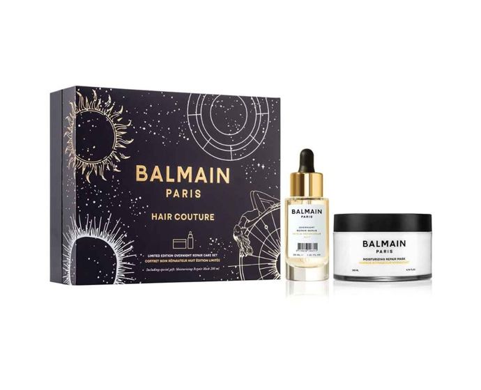 Balmain Hair Overnight Repair Care Set (limitovaná edice)Duo pro hloubkovou obnovu: sérum z přírodních olejů a výtažků funguje jako štít proti krepatění a třepení, maska s arganovým olejem a provitamínem B5 doplňuje výživu a pružnost. Můžete je vrstvit nebo míchat pro intenzivnější efekt – ráno se vlasy probouzejí hedvábně hladké a opticky plnější.Overnight Repair Care Set, Balmain Hair, Salononline, 2 700 Kč