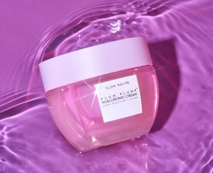 Našlehaný gel-krém s multimolekulárním hyaluronem a švestkovými extrakty doplní vodu i vláhu, vyváží T-zónu a nechá pleť pružnou a „juicy“. Lehký, ale vytrvalý – perfektní pro ty, kdo chtějí hydratovat bez mastného finiše. Doplňovací kelímek jako plus.Plum Plump™ Hyaluronic Cream – Glow Recipe, Sephora, 560 Kč