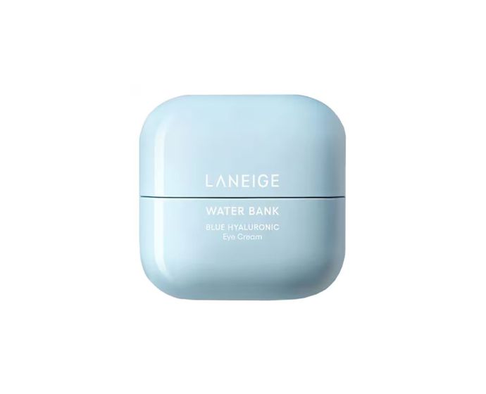 LANEIGE Water Bank Hyaluronic Blue Eye CreamLehký krém, který „napumpuje“ oční okolí hydratací a opticky zjemní jemné linky. Fermentovaná „modrá“ HA s nízkou molekulovou hmotností doručí vláhu do hloubky, kokos a glutathion pomohou posílit bariéru a udržet ji uvnitř. Textura je svěží, vrstvitelná a skvěle sedí pod korektorem – ideální pro ranní depuf a jas.Water Bank Hyaluronic Blue – krém na oční okolí, LANEIGE, Sephora, 970 Kč LANEIGE Water Bank Hyaluronic Blue Eye CreamLehký krém, který „napumpuje“ oční okolí hydratací a opticky zjemní jemné linky. Fermentovaná „modrá“ HA s nízkou molekulovou hmotností doručí vláhu do hloubky, kokos a glutathion pomohou posílit bariéru a udržet ji uvnitř. Textura je svěží, vrstvitelná a skvěle sedí pod korektorem – ideální pro ranní depuf a jas.Water Bank Hyaluronic Blue – krém na oční okolí, LANEIGE, Sephora, 970 Kč