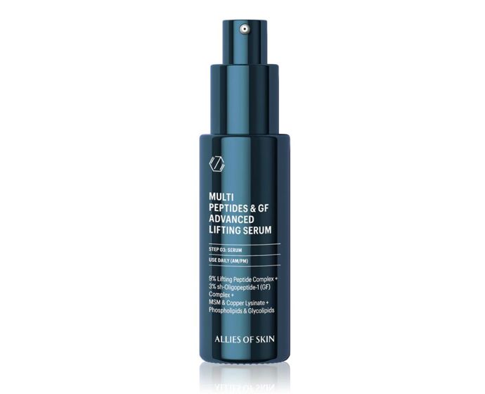Allies of Skin Multi Peptides & GF Advanced Lifting Serum„Všechno v jednom“ pro pevnější kontury: 3% komplex růstových faktorů (SH-Oligopeptide-1/EGF) v tandemu s 9% peptidovým liftem, aminokyselinami s mědí a MSM. Výsledek je rychle čitelný – hladší čelo, jemnější rýhy kolem očí i rtů, plnější vzhled. Textura je krémově lehká, nelepí a nehrudkuje pod make-upem; dermatologicky testované, nekomedogenní.Multi Peptides & GF Advanced Lifting Serum, Allies of Skin, Notino, 4 864 Kč