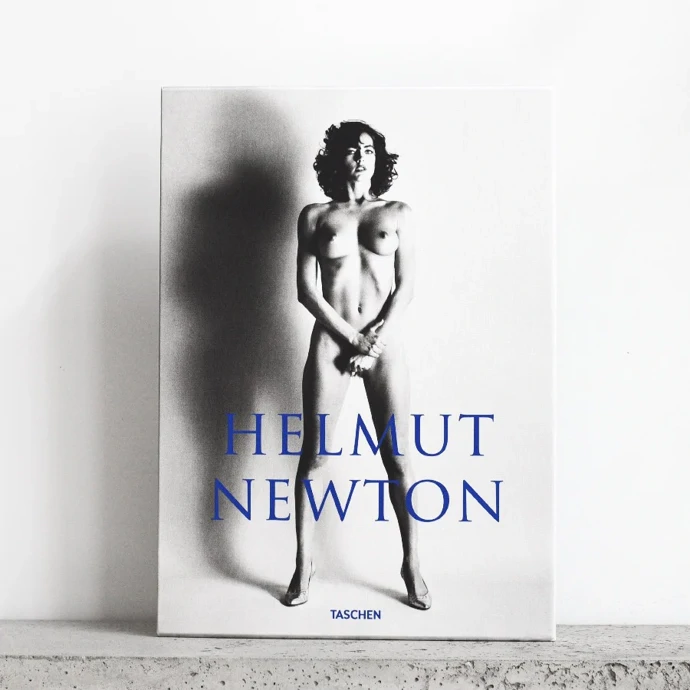 Helmut Newton SUMO 20th Anniversary, Book Therapy, 3 590 Kč„První vydání fotografické monografie Helmuta Newtona v SUMO verzi bylo naprosto ojedinělým knižním počinem a první z limitovaných edic v obřích formátech vydavatelství Taschen. Kniha se stala výsledkem úzkého dialogu mezi umělcem a nakladatelstvím se záměrem vtělit od objektu, jenž vážil téměř čtyřicet kilogramů možnost a efekt soukromé výstavy. Kniha vyšla v limitované edici deseti tisíc signovaných kusů. V dnešní době tehdy vydané knihy dosahují na aukcích desetinásobku své původní hodnoty a výtisk označený číslem jedna se stal vůbec nejdražší prodanou knihou 20. století. Dvacet let od uplynutí této události se Taschen rozhodl připomenout výročí svého úspěchu a znovu zprostředkovat drsnou a upřímnou krásu fotografií Helmuta Newtona, v této publikaci." Helmut Newton SUMO 20th Anniversary, Book Therapy, 3 590 Kč„První vydání fotografické monografie Helmuta Newtona v SUMO verzi bylo naprosto ojedinělým knižním počinem a první z limitovaných edic v obřích formátech vydavatelství Taschen. Kniha se stala výsledkem úzkého dialogu mezi umělcem a nakladatelstvím se záměrem vtělit od objektu, jenž vážil téměř čtyřicet kilogramů možnost a efekt soukromé výstavy. Kniha vyšla v limitované edici deseti tisíc signovaných kusů. V dnešní době tehdy vydané knihy dosahují na aukcích desetinásobku své původní hodnoty a výtisk označený číslem jedna se stal vůbec nejdražší prodanou knihou 20. století. Dvacet let od uplynutí této události se Taschen rozhodl připomenout výročí svého úspěchu a znovu zprostředkovat drsnou a upřímnou krásu fotografií Helmuta Newtona, v této publikaci."