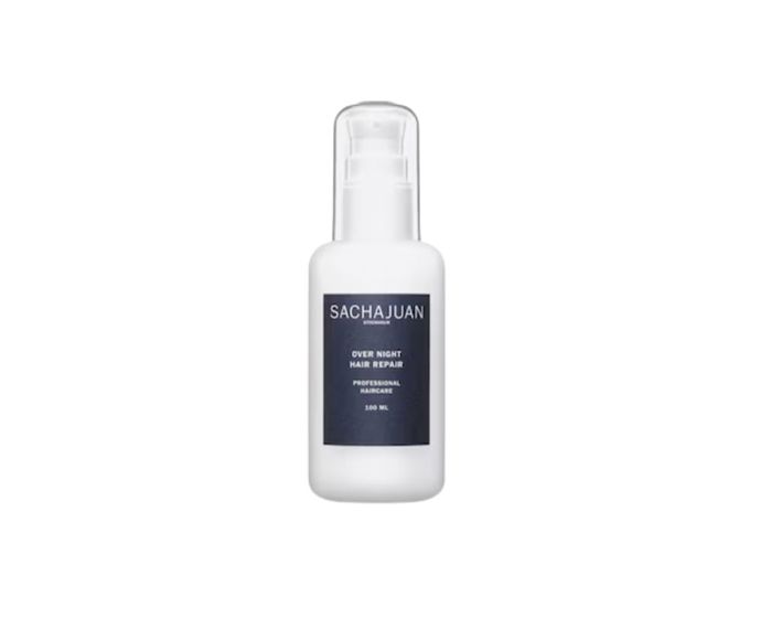 Sachajuan Over Night Hair RepairGelová, vodní kúra s nejvyšší koncentrací technologie Ocean Silk (ruducha + puchratka) pro elasticitu, rovnováhu hydratace a vysoký lesk. Během spánku se plně vstřebá, posílí vlasy a dodá minerály i stopové prvky. Vegan, bez parabenů, cruelty-free – a ráno viditelně hladší délky.Over Night Hair Repair, Sachajuan, Douglas, 1 325 Kč