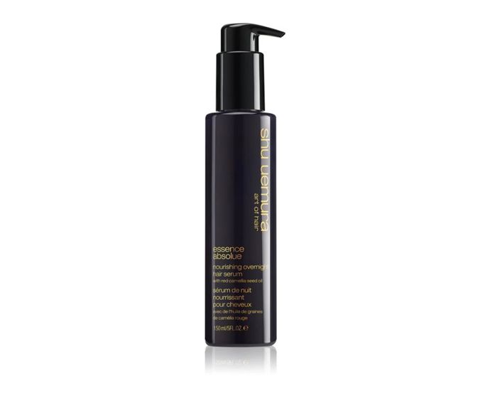 Shu Uemura Essence Absolue – noční sérumIkonické japonské „silk touch“ s olejem z kamélie, který se po staletí používá pro lesk a hladkost. Přes noc zjemňuje a vyživuje od středních délek po konečky, krotí krep i na barvených vlasech a nezanechá na polštáři žádné stopy. Ranní styling? Krátký a bez nervů.Essence Absolue Overnight Serum, Shu Uemura, Notino, 2 027 Kč