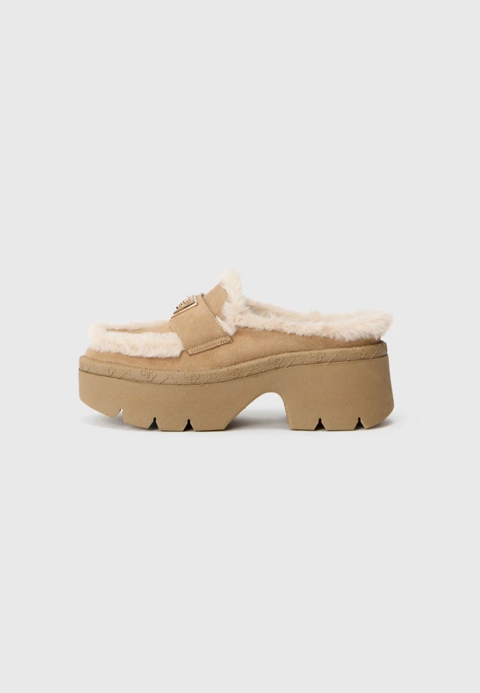 Dřeváky na platformě, Guess, Zalando, 2 784 Kč