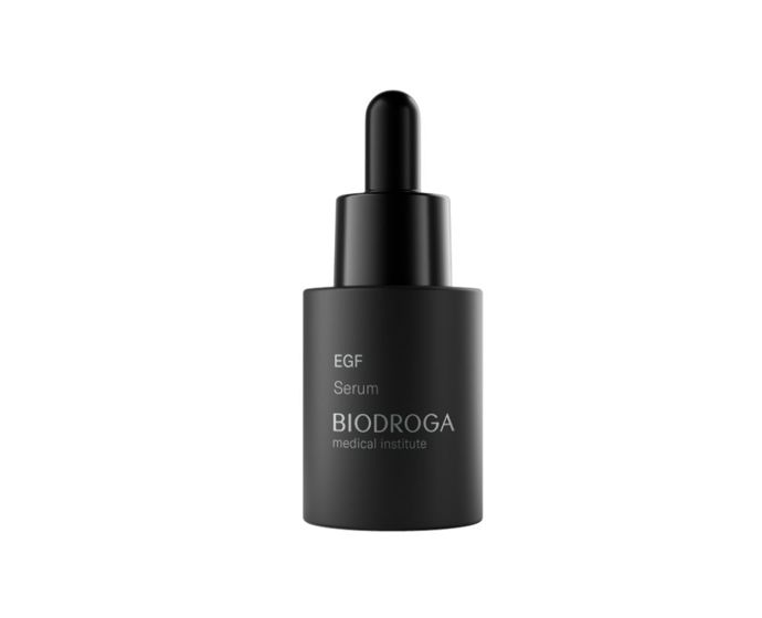 BIODROGA EGF sérum (15 ml)Lehká, ale vysoce koncentrovaná péče, která cílí na viditelné projevy stárnutí přes epidermální růstový faktor (EGF). Sérum podporuje buněčnou obnovu a stimuluje syntézu kyseliny hyaluronové, kolagenu i elastinu – pleť je pružnější, hladší a působí plněji. Zároveň chrání před oxidačním stresem a zklidňuje drobná podráždění spojená se stresem či hormonálními výkyvy. Vhodné pro každý typ zralé pleti, ideálně večer pod krém.EGF sérum 15 ml, BIODROGA, vybrané salony a e-shopy, 3 146 Kč