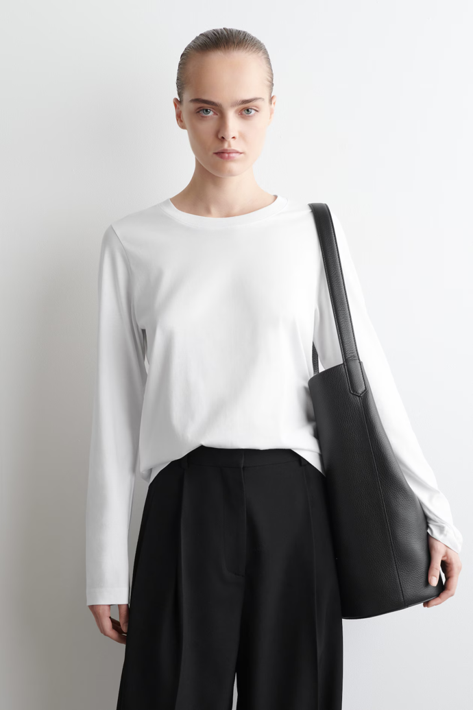 Volné bílé triko, COS, 35 Eur 