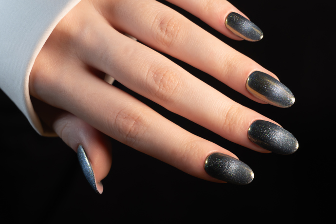  Cat-eye manicure