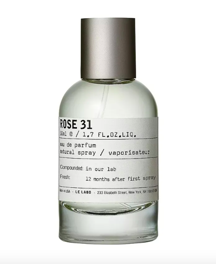  Rose 31, Le Labo, prodává Ingredients, 5 350 KčTady máte definici kořeněné růže. Almairac vzpomíná na její uvedení na trh v roce 2006, kdy se překvapivě stala hitem mezi muži, kteří si potrpí na vůně.