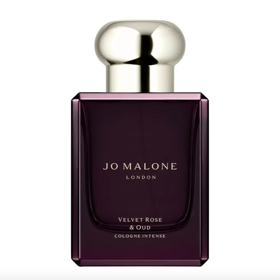  Velvet Rose & Oud Cologne Intense, Jo Malone, prodává Douglas, 3 490 KčOud a růže jsou vždy ohromující kombinace. Oud přináší kouřový, lehce animalický tón, zatímco růže působí sladce a elegantně. Výsledkem je sametová kompozice, která voní luxusně v každé situaci.