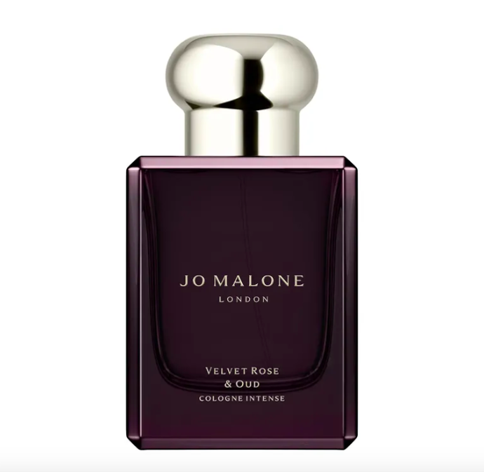  Velvet Rose & Oud Cologne Intense, Jo Malone, prodává Douglas, 3 490 KčOud a růže jsou vždy ohromující kombinace. Oud přináší kouřový, lehce animalický tón, zatímco růže působí sladce a elegantně. Výsledkem je sametová kompozice, která voní luxusně v každé situaci.
