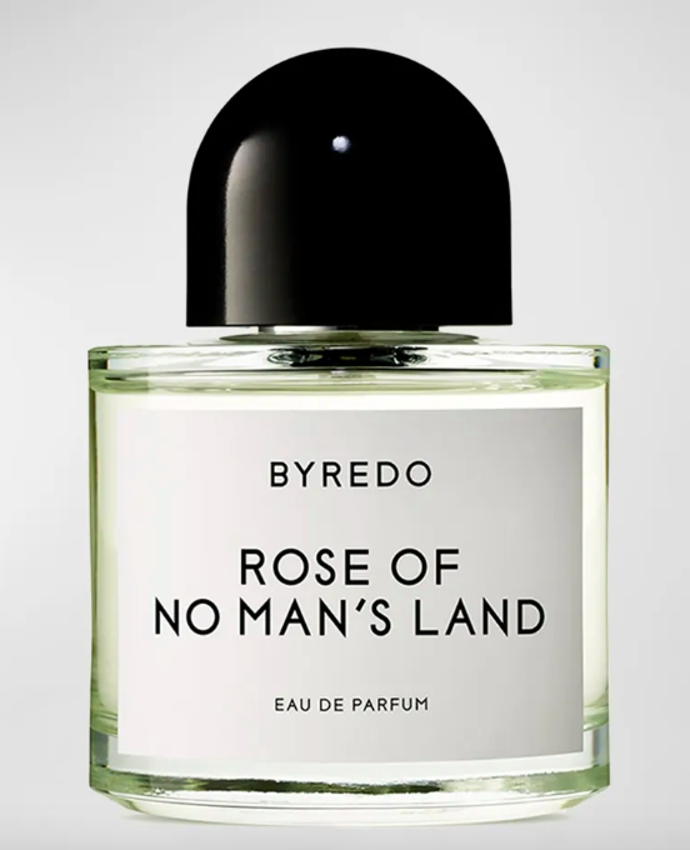  Rose of No Manʼs Land, Byredo, prodává Vivantis.cz, 3 919 Kč Tato růžová kompozice staví na kořeněných tónech (růžový pepř) a dřevitých akordech (papyrus, bílá ambra), které vytvářejí až kožený dozvuk. Výsledkem je dokonale vyvážená vůně – jemná i silná zároveň.