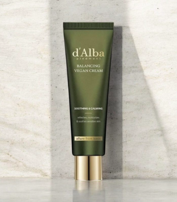  Hydratační a zklidňující krém na obličej Mild Skin Balancing Vegan Cream, dʼAlba, prodává Ko-co.cz, 999 Kč 