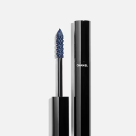  Objemová řasenka Le Volume de Chanel, odstín 70 Blue Night, Chanel, 1 159 Kč 