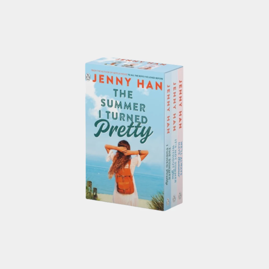 The Summer I Turned Pretty Box Set - Jenny Hall, Book Therapy, 449 KčLetní románek, který přerostl v kulturní fenomén. Belly tráví každé prázdniny na Cousins Beach po boku dvou bratrů – a právě tam se z nevinných letních dní postupně stává milostný trojúhelník, který ji donutí poprvé opravdu volit. Jak roky plynou, mění se vztahy, charaktery i to, co vlastně znamená „být zamilovaná“. A protože příběh vystřelila do světa i virální seriálová adaptace The Summer I Turned Pretty na Prime Video, komplet celé trilogie je ideální dárek pro každého, kdo chce znovu prožít to nejlepší (a nejbolestivější) z letního dospívání. 