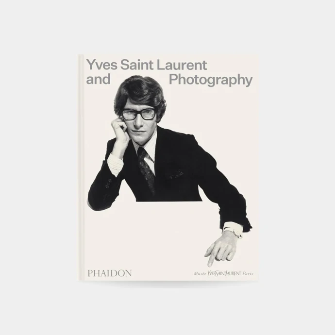 Yves Saint Laurent and Photography, Book Therapy, 1 490 Kč„Yves Saint Laurent and Photography vrhá nové světlo na svět geniálního módního návrháře a sleduje jak vývoj módy, tak historii fotografie 20. století. Tato krásně zpracovaná kniha obsahuje úžasnou škálu obrazového materiálu: dechberoucí módní fotografie osobností jako Audrey Hepburn, Catherine Deneuve, Naomi Campbell a Kate Moss; portréty Saint Laurenta; a dosud nezveřejněné archivní dokumenty, to vše v luxusním velkoformátovém vydání." Yves Saint Laurent and Photography, Book Therapy, 1 490 Kč„Yves Saint Laurent and Photography vrhá nové světlo na svět geniálního módního návrháře a sleduje jak vývoj módy, tak historii fotografie 20. století. Tato krásně zpracovaná kniha obsahuje úžasnou škálu obrazového materiálu: dechberoucí módní fotografie osobností jako Audrey Hepburn, Catherine Deneuve, Naomi Campbell a Kate Moss; portréty Saint Laurenta; a dosud nezveřejněné archivní dokumenty, to vše v luxusním velkoformátovém vydání."