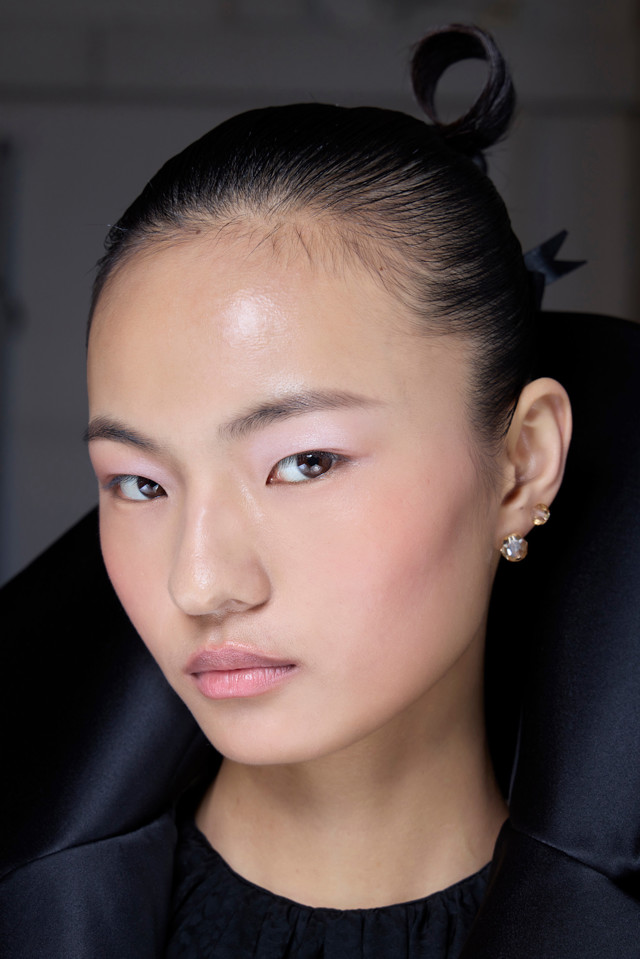 Nude - růžová rtěnka na přehlídce Viktor & Rolf Nude - růžová rtěnka na přehlídce Viktor & Rolf