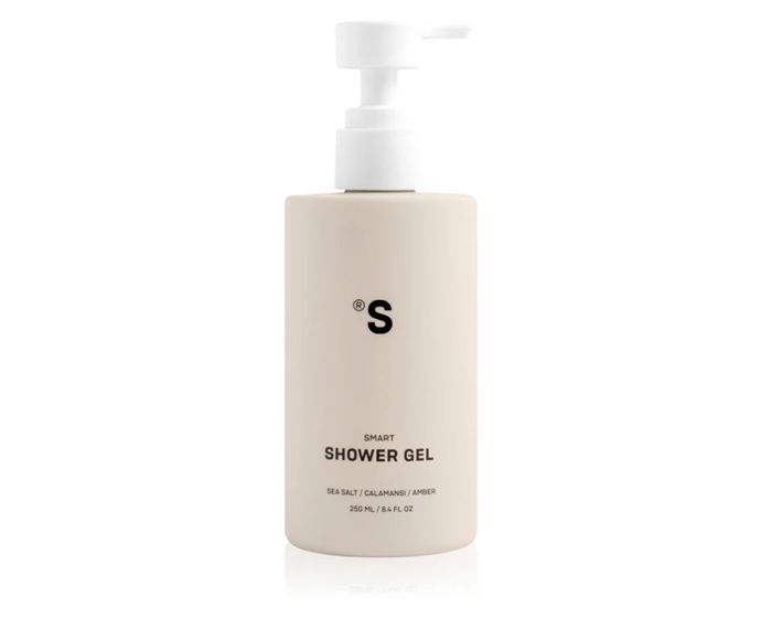 Smart Sea Salt od Sister’s Aroma je sprchový gel pro všechny, kdo chtějí spojit péči o mikrobiom s krásnou vůní. Jemné složení s prebiotiky, makadamiovým a avokádovým olejem respektuje přirozené pH, posiluje lipidovou bariéru a zanechává pokožku hebkou a hydratovanou. Vůně je čistá, minerální, mořská – připomíná čerstvě vyprané prádlo usušené na pobřežním větru, lehce slanou, ale zároveň sofistikovanou. Ideální na večerní sprchu, kdy se chcete „vypnout“ a jen nechat vodu a vůni dělat svoje.Smart Sea Salt Body Wash, Sister’s Aroma, Notino, 505 Kč Smart Sea Salt od Sister’s Aroma je sprchový gel pro všechny, kdo chtějí spojit péči o mikrobiom s krásnou vůní. Jemné složení s prebiotiky, makadamiovým a avokádovým olejem respektuje přirozené pH, posiluje lipidovou bariéru a zanechává pokožku hebkou a hydratovanou. Vůně je čistá, minerální, mořská – připomíná čerstvě vyprané prádlo usušené na pobřežním větru, lehce slanou, ale zároveň sofistikovanou. Ideální na večerní sprchu, kdy se chcete „vypnout“ a jen nechat vodu a vůni dělat svoje.Smart Sea Salt Body Wash, Sister’s Aroma, Notino, 505 Kč