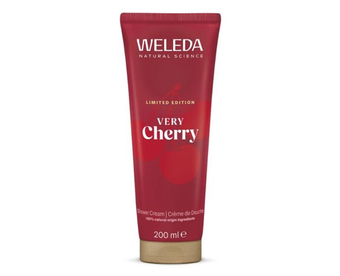 Sprchový krém, který voní jako miska čerstvých třešní a zároveň se chová jako pečující tělové mléko. Very Cherry od Weledy jemně čistí, má bohatější, krémovou texturu a díky přírodním ingrediencím pokožku nevysušuje. Sladká, hravá třešňová vůně je výrazná tak akorát – dost ovocná, aby zvedla náladu, ale pořád elegantní. Ideální na ranní sprchu, když potřebujete malý ovocný mood booster.Very Cherry Sprchový krém, Weleda, 219 Kč Sprchový krém, který voní jako miska čerstvých třešní a zároveň se chová jako pečující tělové mléko. Very Cherry od Weledy jemně čistí, má bohatější, krémovou texturu a díky přírodním ingrediencím pokožku nevysušuje. Sladká, hravá třešňová vůně je výrazná tak akorát – dost ovocná, aby zvedla náladu, ale pořád elegantní. Ideální na ranní sprchu, když potřebujete malý ovocný mood booster.Very Cherry Sprchový krém, Weleda, 219 Kč