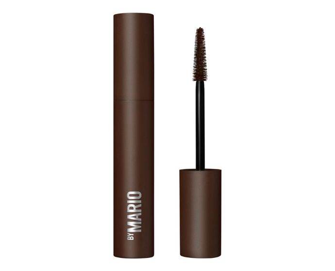 Řasenka, kterou chcete mít v kosmetické taštičce ve dnech, kdy potřebujete instantní „wow“ efekt bez žmolků. Master Mascara™ má speciálně navržený kartáček, který rovnoměrně pokryje každou řasu a dodá jí čistý, vrstvitelný objem. Nerozmazává se, nestéká, drží i při pocení a vlhkosti – ideální na dlouhé dny i večerní program. Prostě signature řasenka od Maria, která funguje na všechny typy řas.Makeup By Mario Master Mascara™, Makeup By Mario, Sephora, 800 Kč Řasenka, kterou chcete mít v kosmetické taštičce ve dnech, kdy potřebujete instantní „wow“ efekt bez žmolků. Master Mascara™ má speciálně navržený kartáček, který rovnoměrně pokryje každou řasu a dodá jí čistý, vrstvitelný objem. Nerozmazává se, nestéká, drží i při pocení a vlhkosti – ideální na dlouhé dny i večerní program. Prostě signature řasenka od Maria, která funguje na všechny typy řas.Makeup By Mario Master Mascara™, Makeup By Mario, Sephora, 800 Kč