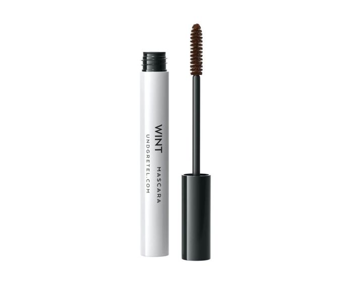 Přírodní řasenka, která v sobě spojuje efekt „winter wind lashes“ – zhuštěné, prodloužené a plné objemu – s chic minimalistickou estetikou Und Gretel. WINT vytváří svůdné, výrazné řasy, přesto působí elegantně a ne přemalovaně. Díky možnosti kartáček lehce ohnout se dostanete ke kořínkům i nejjemnějším spodním řasám. Odstín CHESTNUT 01, kaštanová hnědá s teplým podtónem, je perfektní pro blondýnky, letní looky nebo pro každou z vás, která chce jemnější, přirozenější alternativu k černé.Mascara WINT (odstín CHESTNUT 01), Und Gretel, Líčírna, 750 Kč Přírodní řasenka, která v sobě spojuje efekt „winter wind lashes“ – zhuštěné, prodloužené a plné objemu – s chic minimalistickou estetikou Und Gretel. WINT vytváří svůdné, výrazné řasy, přesto působí elegantně a ne přemalovaně. Díky možnosti kartáček lehce ohnout se dostanete ke kořínkům i nejjemnějším spodním řasám. Odstín CHESTNUT 01, kaštanová hnědá s teplým podtónem, je perfektní pro blondýnky, letní looky nebo pro každou z vás, která chce jemnější, přirozenější alternativu k černé.Mascara WINT (odstín CHESTNUT 01), Und Gretel, Líčírna, 750 Kč