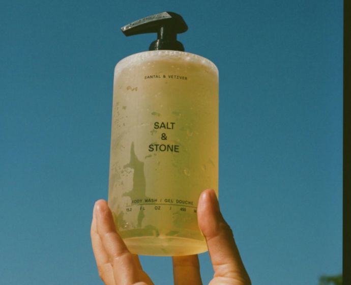 Sprchový gel, který voní jako procházka ve voňavém, sluncem vyhřátém lese. Santal & Vetiver od Salt & Stone spojuje krémové australské santalové dřevo s vetiverem, cedrem, ambrou a závanem kardamomu – výsledkem je zemité, dřevitě-kořeněné aroma, které působí luxusně a unisex. Kromě vůně dostane pokožka i dávku antioxidantů, mořských rostlinných extraktů, niacinamidu a kyseliny hyaluronové, takže sprcha je spíš malý skincare koktejl. Ideální po sportu i po náročném dni.Body Wash Santal & Vetiver, Salt & Stone, Fann, 881 Kč Sprchový gel, který voní jako procházka ve voňavém, sluncem vyhřátém lese. Santal & Vetiver od Salt & Stone spojuje krémové australské santalové dřevo s vetiverem, cedrem, ambrou a závanem kardamomu – výsledkem je zemité, dřevitě-kořeněné aroma, které působí luxusně a unisex. Kromě vůně dostane pokožka i dávku antioxidantů, mořských rostlinných extraktů, niacinamidu a kyseliny hyaluronové, takže sprcha je spíš malý skincare koktejl. Ideální po sportu i po náročném dni.Body Wash Santal & Vetiver, Salt & Stone, Fann, 881 Kč
