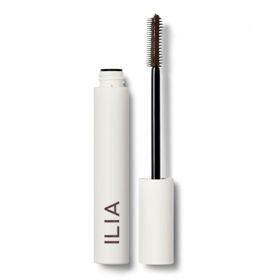 Řasenka pro všechny, kdo chtějí clean beauty, ale nechtějí dělat kompromisy na efektu. Limitless Lash Mascara v hnědém odstínu Before Dawn dodá řasám objem, délku, natočení i precizní rozčesání, přitom zůstává neskutečně lehká – skoro ji na řasách necítíte. Oboustranný kartáček umožňuje hrát si s výsledkem: kratší štětinky pro natočení a objem, delší pro prodloužení a oddělení. Drží celý den bez rozmazávání, ale večer ji jednoduše smyjete odličovačem nebo vlažnou vodou.Limitless Lash Mascara Before Dawn, ILIA, Líčírna, 850 Kč