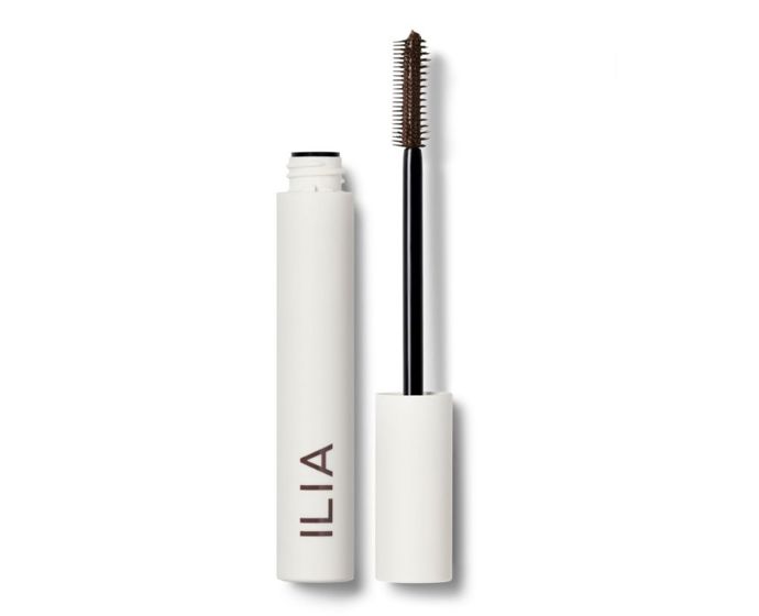 Řasenka pro všechny, kdo chtějí clean beauty, ale nechtějí dělat kompromisy na efektu. Limitless Lash Mascara v hnědém odstínu Before Dawn dodá řasám objem, délku, natočení i precizní rozčesání, přitom zůstává neskutečně lehká – skoro ji na řasách necítíte. Oboustranný kartáček umožňuje hrát si s výsledkem: kratší štětinky pro natočení a objem, delší pro prodloužení a oddělení. Drží celý den bez rozmazávání, ale večer ji jednoduše smyjete odličovačem nebo vlažnou vodou.Limitless Lash Mascara Before Dawn, ILIA, Líčírna, 850 Kč Řasenka pro všechny, kdo chtějí clean beauty, ale nechtějí dělat kompromisy na efektu. Limitless Lash Mascara v hnědém odstínu Before Dawn dodá řasám objem, délku, natočení i precizní rozčesání, přitom zůstává neskutečně lehká – skoro ji na řasách necítíte. Oboustranný kartáček umožňuje hrát si s výsledkem: kratší štětinky pro natočení a objem, delší pro prodloužení a oddělení. Drží celý den bez rozmazávání, ale večer ji jednoduše smyjete odličovačem nebo vlažnou vodou.Limitless Lash Mascara Before Dawn, ILIA, Líčírna, 850 Kč