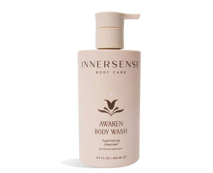 Sprcháč, který vás doslova probudí do kůže. Awaken Body Wash vsází na jemné mycí složky, avokádový olej a „tygří mléko“ chufa, takže pokožku nevysuší, ale zanechá ji hebkou, hydratovanou a vyživenou. Vůně je čistá a přitom sofistikovaná – směs bergamotu, levandule, jasmínu, kadidla, cedru a eukalyptu působí jako malá ranní aromaterapie ve sprše. Ideální, pokud chcete spojit skincare přístup s velmi příjemným, přírodně působícím parfémem.Awaken Body Wash, Innersense, Líčírna, 671,50 Kč Sprcháč, který vás doslova probudí do kůže. Awaken Body Wash vsází na jemné mycí složky, avokádový olej a „tygří mléko“ chufa, takže pokožku nevysuší, ale zanechá ji hebkou, hydratovanou a vyživenou. Vůně je čistá a přitom sofistikovaná – směs bergamotu, levandule, jasmínu, kadidla, cedru a eukalyptu působí jako malá ranní aromaterapie ve sprše. Ideální, pokud chcete spojit skincare přístup s velmi příjemným, přírodně působícím parfémem.Awaken Body Wash, Innersense, Líčírna, 671,50 Kč