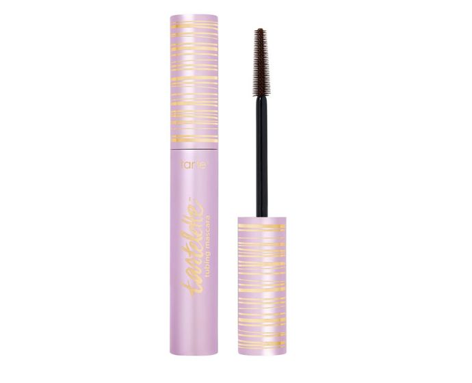 Ideální řasenka, pokud chcete efekt prodloužených řas, ale bez žmolků a rozmazávání. Tartelette™ Tubing Mascara obalí každou řasu drobnými „trubičkami“, které dodají objem, délku i natočení a během dne se nedrolí. Vegan složení s bambuckým máslem, ricinovým olejem a karnaubským voskem řasy zároveň vyživuje a zanechává je pružné. Bonus? Odličování je ultra snadné – žádné drhnutí, žádné pandí oči.Tartelette™ Tubing Mascara, Tarte, Sephora, 780 Kč Ideální řasenka, pokud chcete efekt prodloužených řas, ale bez žmolků a rozmazávání. Tartelette™ Tubing Mascara obalí každou řasu drobnými „trubičkami“, které dodají objem, délku i natočení a během dne se nedrolí. Vegan složení s bambuckým máslem, ricinovým olejem a karnaubským voskem řasy zároveň vyživuje a zanechává je pružné. Bonus? Odličování je ultra snadné – žádné drhnutí, žádné pandí oči.Tartelette™ Tubing Mascara, Tarte, Sephora, 780 Kč