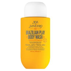 Brazilian 4Play je sprchový krém-gel, který má fanclub skoro stejně oddaný jako jeho tělová sestra Bum Bum Cream. Krémová, bezsulfátová textura jemně pění, myje a díky směsi cupuaçu másla, kokosového oleje a açaí pokožku zároveň vyživuje. Vůně je ikonická: sladké pistácie, slaný karamel a návykový „brazilian beach“ vibe, který na kůži zůstává dlouho po sprše. Bonus? Skvěle funguje i jako krém na holení.Brazilian 4Play Shower Cream-Gel, Sol de Janeiro, Sephora, 250 Kč
