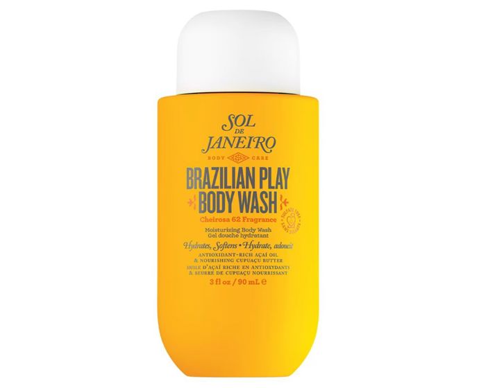 Brazilian 4Play je sprchový krém-gel, který má fanclub skoro stejně oddaný jako jeho tělová sestra Bum Bum Cream. Krémová, bezsulfátová textura jemně pění, myje a díky směsi cupuaçu másla, kokosového oleje a açaí pokožku zároveň vyživuje. Vůně je ikonická: sladké pistácie, slaný karamel a návykový „brazilian beach“ vibe, který na kůži zůstává dlouho po sprše. Bonus? Skvěle funguje i jako krém na holení.Brazilian 4Play Shower Cream-Gel, Sol de Janeiro, Sephora, 250 Kč Brazilian 4Play je sprchový krém-gel, který má fanclub skoro stejně oddaný jako jeho tělová sestra Bum Bum Cream. Krémová, bezsulfátová textura jemně pění, myje a díky směsi cupuaçu másla, kokosového oleje a açaí pokožku zároveň vyživuje. Vůně je ikonická: sladké pistácie, slaný karamel a návykový „brazilian beach“ vibe, který na kůži zůstává dlouho po sprše. Bonus? Skvěle funguje i jako krém na holení.Brazilian 4Play Shower Cream-Gel, Sol de Janeiro, Sephora, 250 Kč