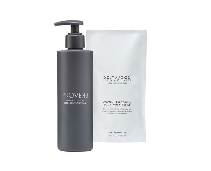 Perfektní volba, pokud řešíte nejen to, co je v lahvi, ale i v čem je zabalená. Body Wash Refill od Proverb je ultra hydratační tělové mýdlo na bázi kokosového oleje v kompostovatelném, plast-free sáčku. Pokožku zanechá čistou, hebkou a bez pocitu vysušení, takže ho zvládne i citlivější kůže. Vůně je jemná, čistá a lehce svěží – ideální pro všechny, kdo preferují „čistý“ sprchový zážitek bez přetížené parfumace.Body Wash Refill, Proverb, Elabela.cz, 310 Kč (+ plnitelný obal 85 Kč) Perfektní volba, pokud řešíte nejen to, co je v lahvi, ale i v čem je zabalená. Body Wash Refill od Proverb je ultra hydratační tělové mýdlo na bázi kokosového oleje v kompostovatelném, plast-free sáčku. Pokožku zanechá čistou, hebkou a bez pocitu vysušení, takže ho zvládne i citlivější kůže. Vůně je jemná, čistá a lehce svěží – ideální pro všechny, kdo preferují „čistý“ sprchový zážitek bez přetížené parfumace.Body Wash Refill, Proverb, Elabela.cz, 310 Kč (+ plnitelný obal 85 Kč)