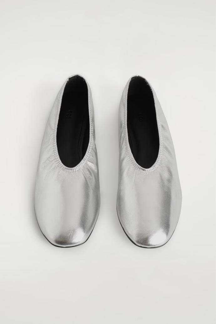 Minimalistické baleríny kožené, COS, 99 eur