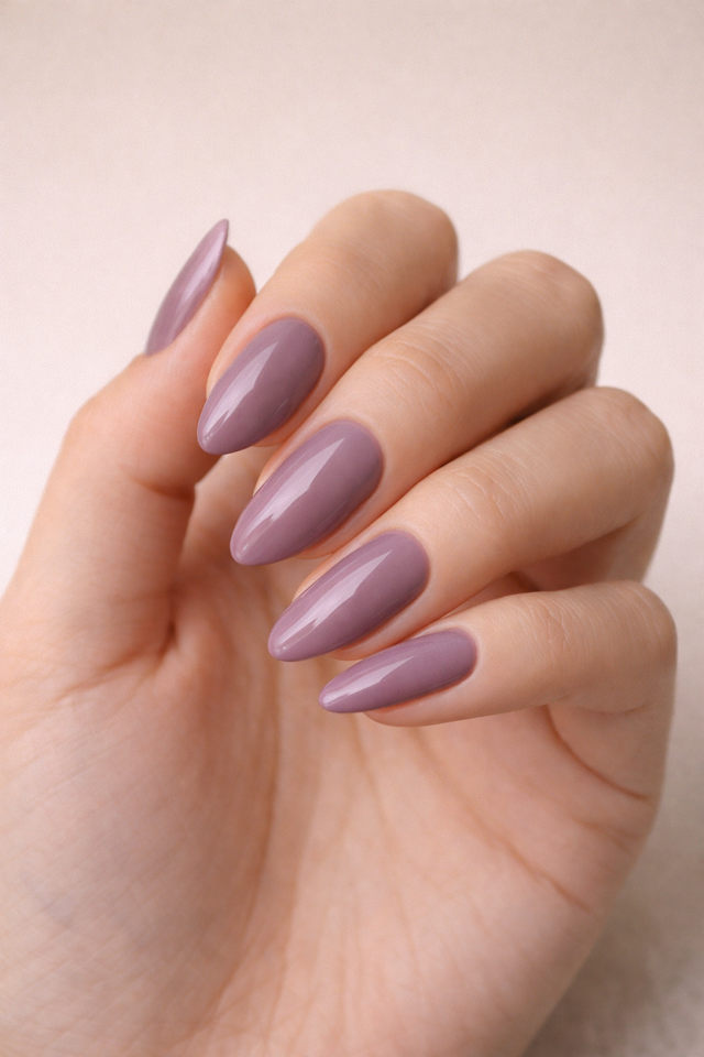  Tlumené mauve nehty