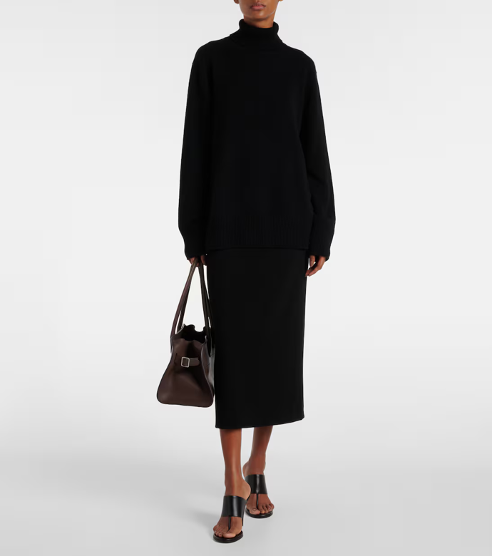 Svetr, The Row, MyTheresa, € 1,030