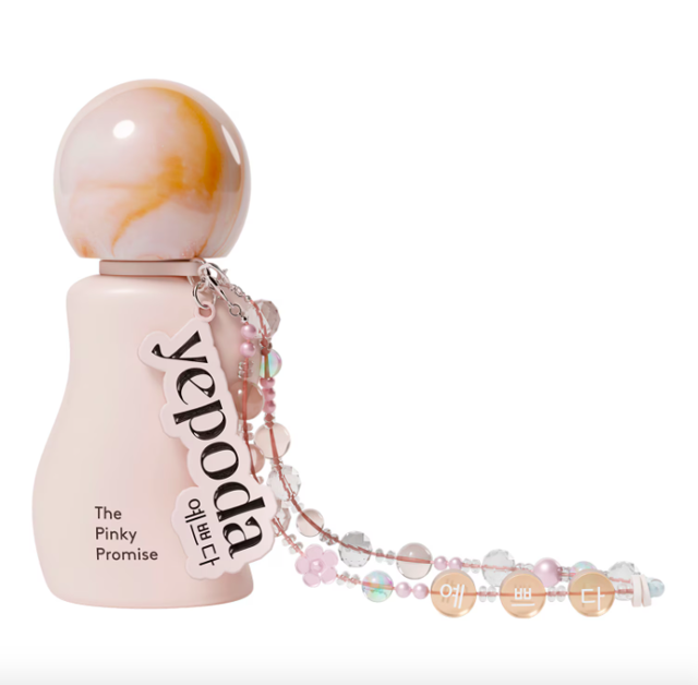 Yepoda The Pinky Promise, Yepoda, prodává Sephora, 520 Kč Yepoda The Pinky Promise, Yepoda, prodává Sephora, 520 Kč