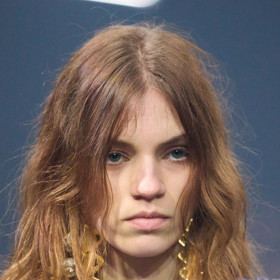 Hair trends 2026 - jemný frizz Hair trends 2026 - jemný frizz