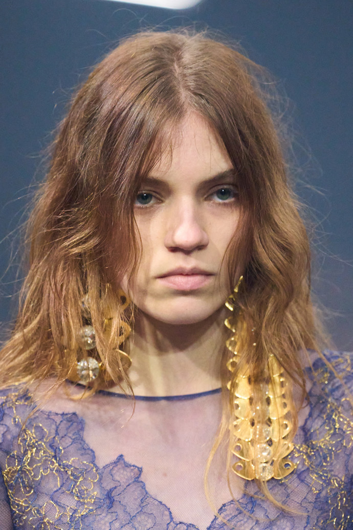  Hair trends 2026 - jemný frizz