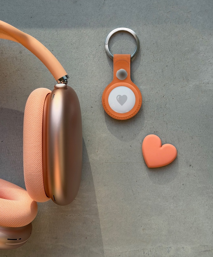  AirPods Max, 13 990 Kč a klíčenka na AirTag z tkaniny FineWoven, 990, obojí Apple.com