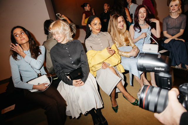 Pamela Anderson ve front row na New York Fashion Week Pamela Anderson ve front row na New York Fashion Week