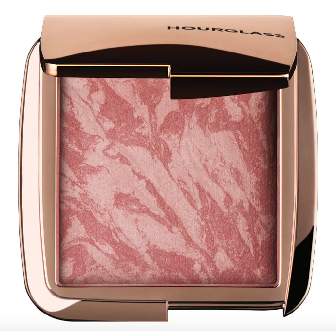  Rozjasňující tvářenka Ambient Lighting Blush, ods. Mood Exposure, Hourglass, prodává Sephora, 1 240 Kč 