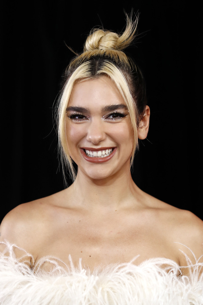  Dua Lipa v moderní verzi skunk hair